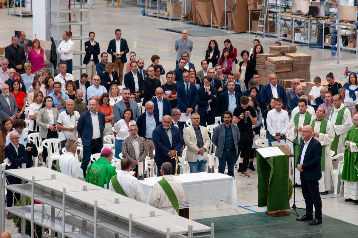 La célébration de la Sainte Messe lors de l’inauguration de la nouvelle installation